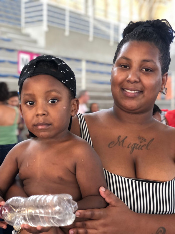 Famílias recebem cartões do Vix + Cidadania