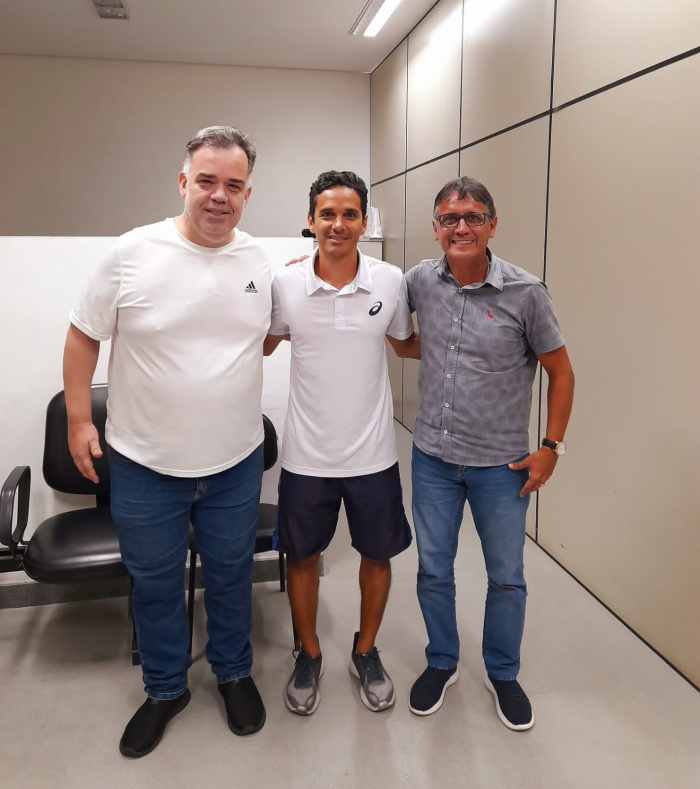 Sandro Parrini em reunião, com o técnico da Seleção Capixaba de Atletismo Fernando Paes