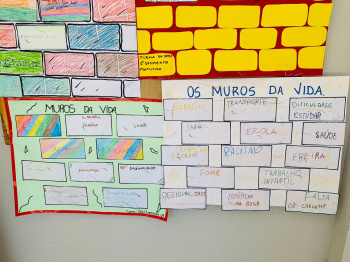 Exposição "As bolhas e os muros entre nós: como vencê-los?" no hall da Seme