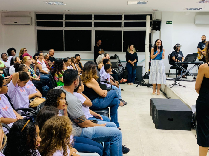 Apresentação do Coral ArcellorMittal no auditório da Emef Ceciliano Abel de Almeida