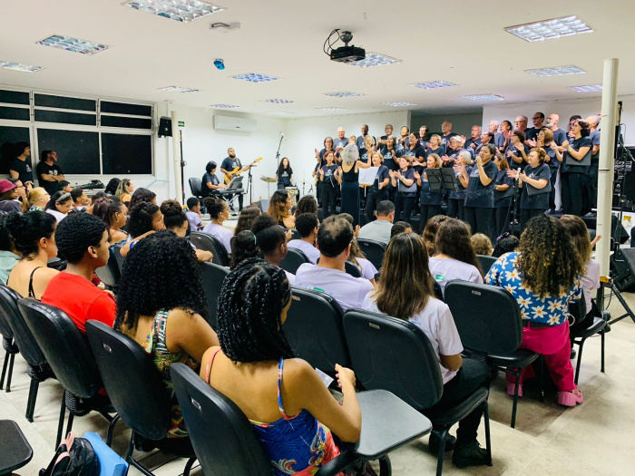 Apresentação do Coral ArcellorMittal no auditório da Emef Ceciliano Abel de Almeida