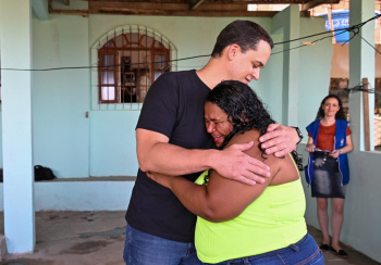 Entrega do Bônus Moradia para Aldinéia de Souza Rocha
