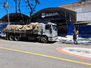 Agentes de Trânsito flagram caminhão com placa adulterada