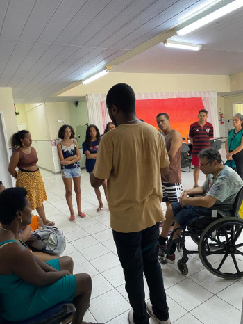 Empatia: adolescentes do Projovem vicenciam rotina da pessoa com defici&ecirc;ncia
