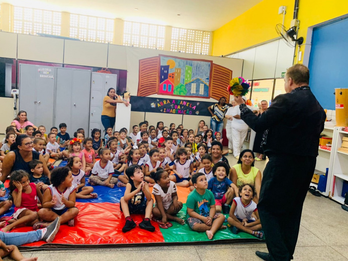 Show de mágica faz a alegria das crianças em Cmei no bairro Mario Cypreste