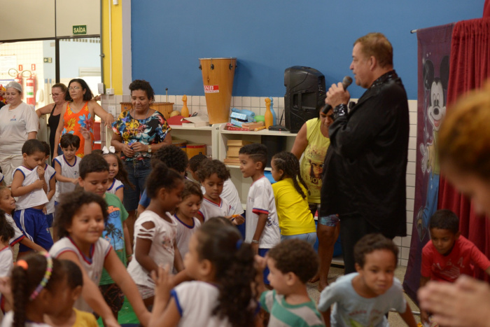 Show de mágica faz a alegria das crianças em Cmei no bairro Mario Cypreste