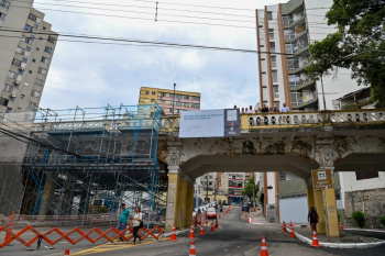 Prefeito visita obras de restauro do viaduto Caramuru