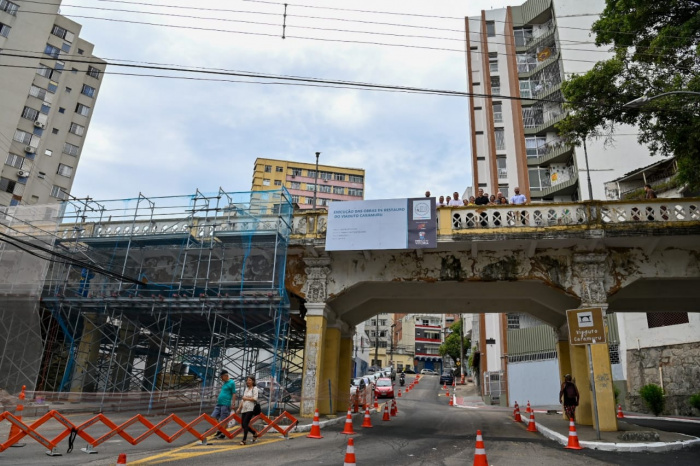 Prefeito visita obras de restauro do viaduto Caramuru
