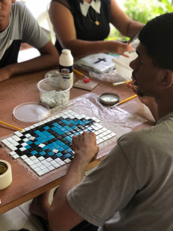 Curso de mosaico para adolescentes do Projovem