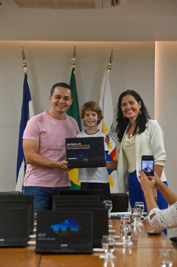 Comemoração do Dia Mundial da Educação: Entrega de Notbook para Dts [Designação Temporária
