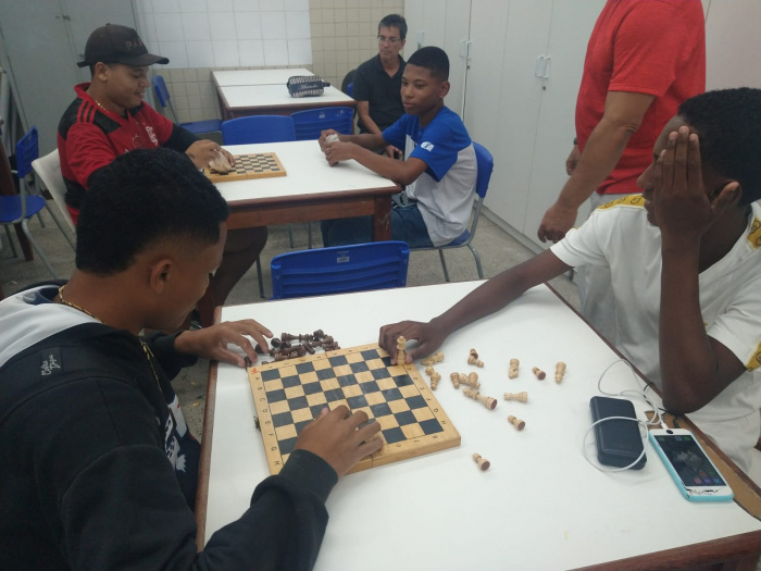 Turmas da EJA praticam xadrez de olho nos Jogos Escolares Municipais de Vitória