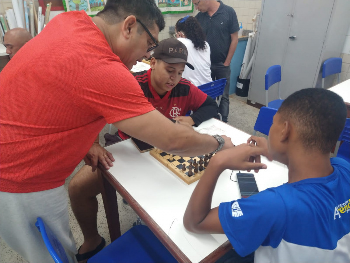 Turmas da EJA praticam xadrez de olho nos Jogos Escolares Municipais de Vitória