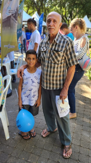 Senhor Manuel Santos com o neto.