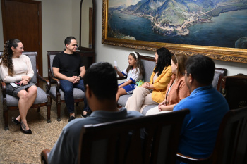 Prefeito Lorenzo Pazolini recebendo a aluna Vitória Helmer que entregou uma carta solicitando benfeitorias para a EMEF Custodia Dias de Campos