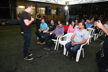 Assinatura da ordem de serviço para reforma do campo de grama da Praça Ailton Galante