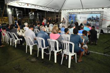 Assinatura da ordem de serviço para reforma do campo de grama da Praça Ailton Galante