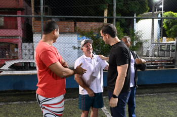 Assinatura da ordem de serviço para reforma do campo de grama da Praça Ailton Galante