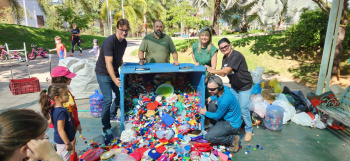 Doação de tampinhas no Parque Manolo Cabral