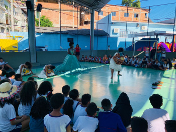 Apresentação de dança leva cultura e aprendizado para estudantes em Comdusa