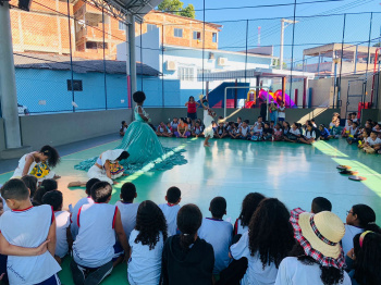 Apresentação de dança leva cultura e aprendizado para estudantes em Comdusa