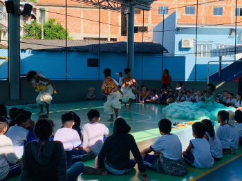 Apresentação de dança leva cultura e aprendizado para estudantes em Comdusa