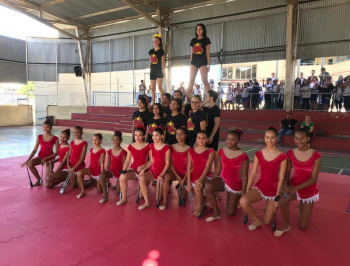 Cheerleading na escola cativa estudantes e promove autonomia e protagonismo