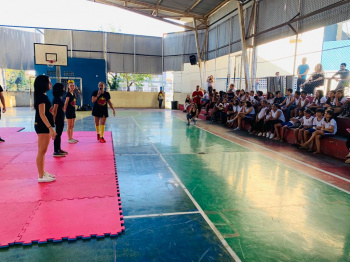 Cheerleading na escola cativa estudantes e promove autonomia e protagonismo