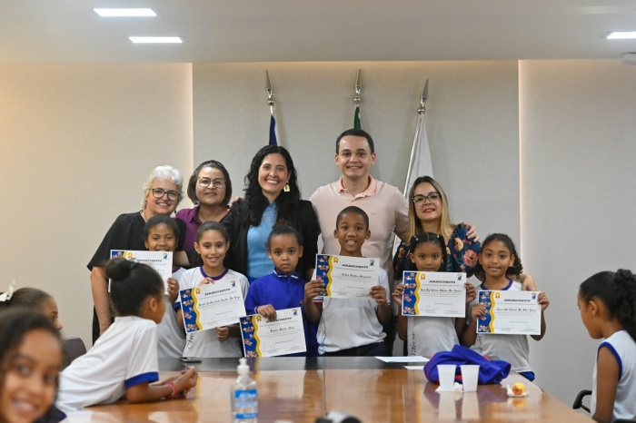 Estudantes da Emef PAN são destaque por frequência escolar e recebem homenagem na prefeitura