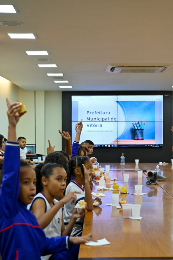 Estudantes da Emef PAN são destaque por frequência escolar e recebem homenagem na prefeitura