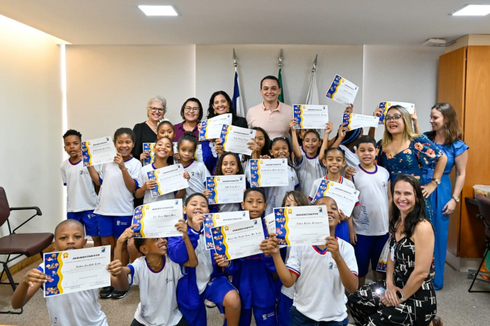 Estudantes da Emef PAN são destaque por frequência escolar e recebem homenagem na prefeitura
