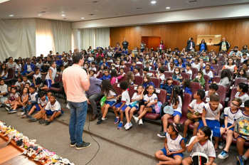 Auditório da PMV recebe peça teatral em tarde de arte, cultura e educação