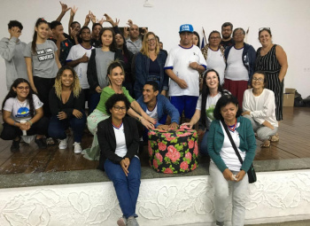 Alunos da EJA aprendem a fazer puff com garrafas pet