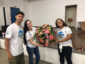 Alunos da EJA aprendem a fazer puff com garrafas pet