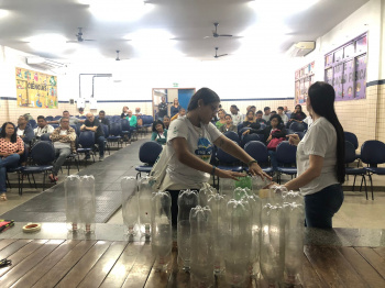 Alunos da EJA aprendem a fazer puff com garrafas pet