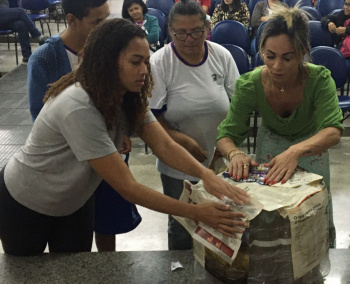 Alunos da EJA aprendem a fazer puff com garrafas pet