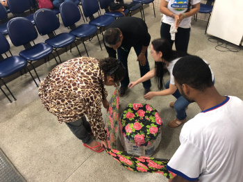 Alunos da EJA aprendem a fazer puff com garrafas pet