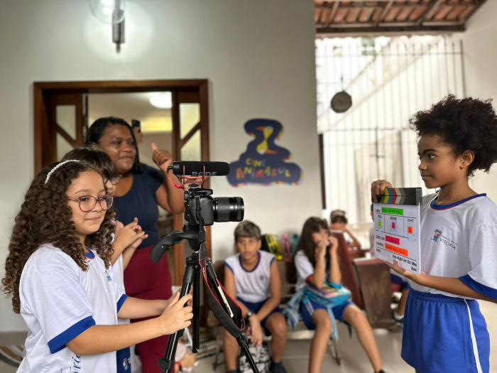 Estudantes simulam cena em visita do projeto.