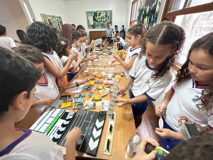 Além das sessões de cinema, os estudantes ainda conheceram os brinquedos ópticos.