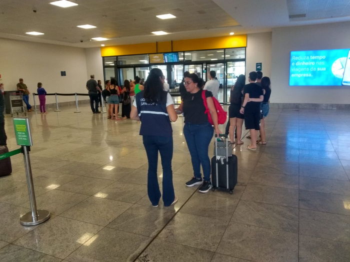 Agentes da Vigilância Sanitária orientam turistas sobre cuidados para férias mais saudáveis