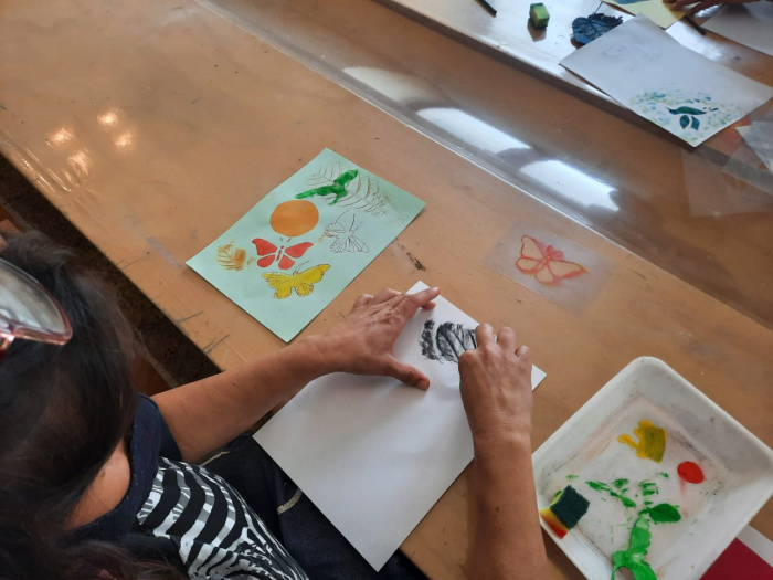 Usuaria do CAPS AD na oficina de monotipia