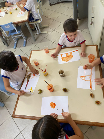 Brincando e aprendendo: crianças se divertem em projeto com atividades lúdicas