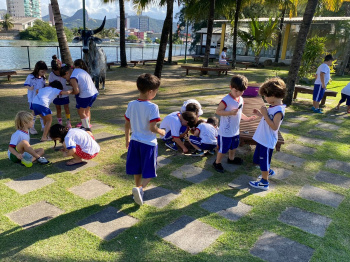 Brincando e aprendendo: crianças se divertem em projeto com atividades lúdicas
