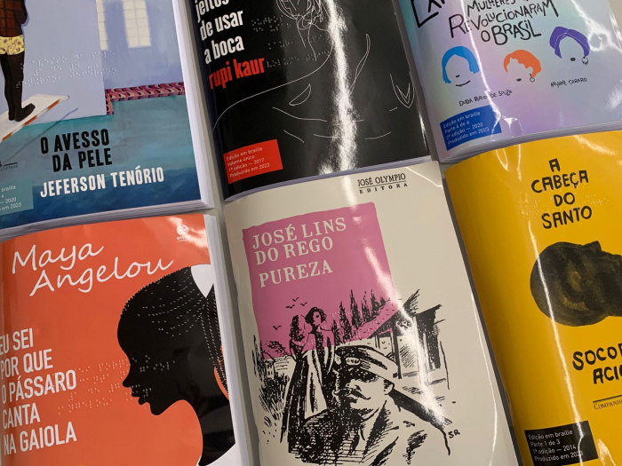 A biblioteca recebeu seis novos títulos literários. Todos, livros acessíveis em braille.
