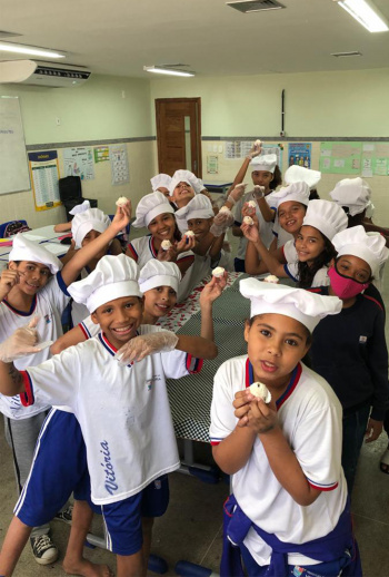 Estudantes na aula da disciplina eletiva Chefs Brilhantes, na Emef Paulo Reglus Neves Freire