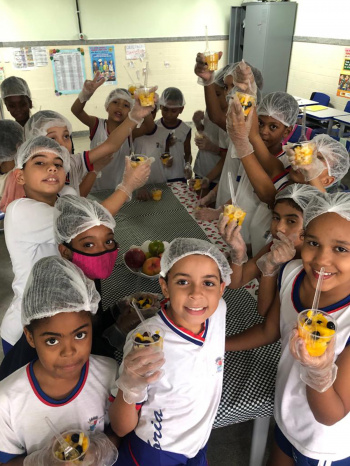 Estudantes na aula da disciplina eletiva Chefs Brilhantes, na Emef Paulo Reglus Neves Freire