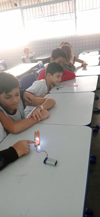 Massinha de modelar e circuito elétrico: atividade lúdica cativa estudantes