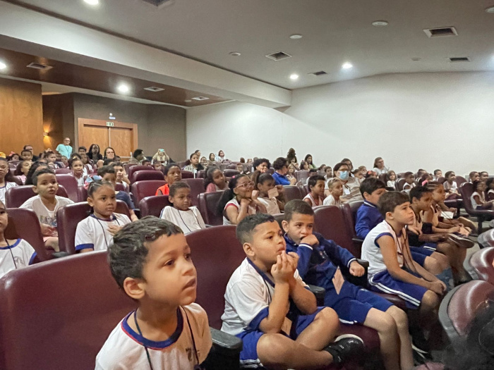 Espetáculo "A galinha dos ovos de ouro" apresentado pelo projeto "Viagem pela Literatura".