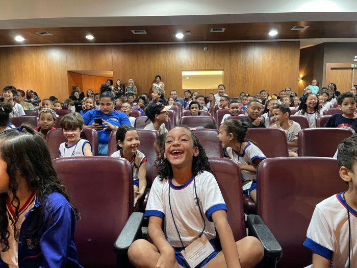 Espetáculo "A galinha dos ovos de ouro" apresentado pelo projeto "Viagem pela Literatura".