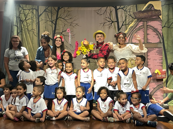 Espetáculo "A galinha dos ovos de ouro" apresentado pelo projeto "Viagem pela Literatura".