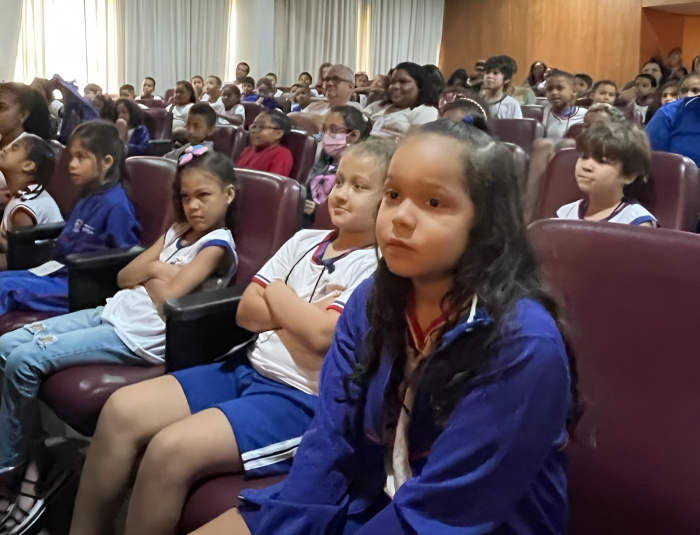 Espetáculo "A galinha dos ovos de ouro" apresentado pelo projeto "Viagem pela Literatura".